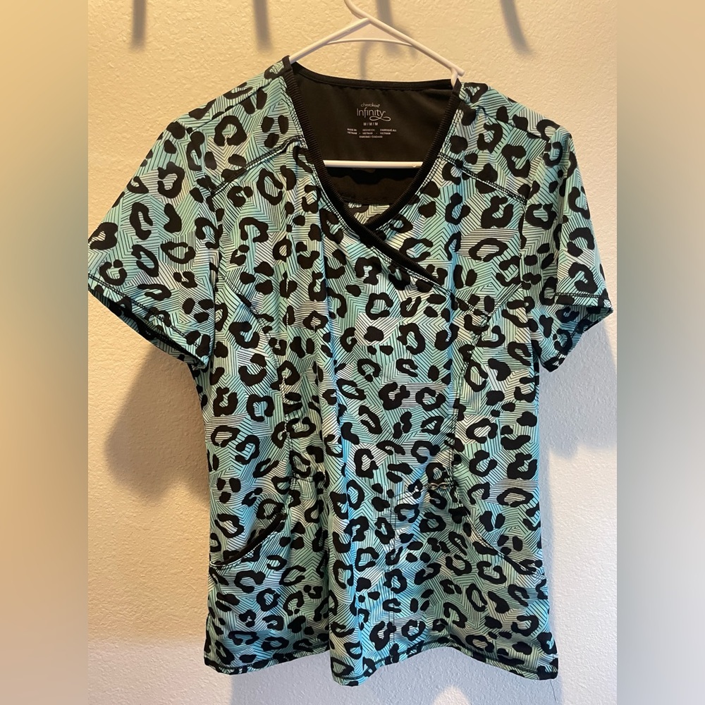 Cherokee Infinity Scrub Top size M